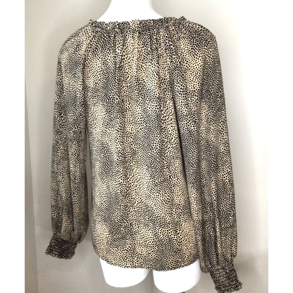 Evereve Allison Joy Cheetah Print Collarless Longsleeve Blouse Size M - Picture 3 of 6
